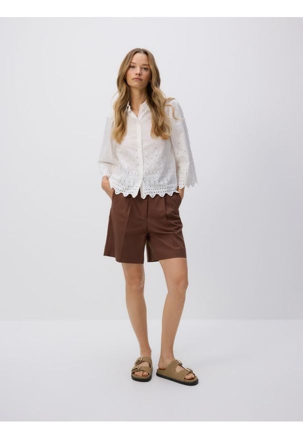 Reserved - Koszula z ażurowym wzorem - biały. Kolor: biały. Materiał: bawełna. Wzór: ażurowy