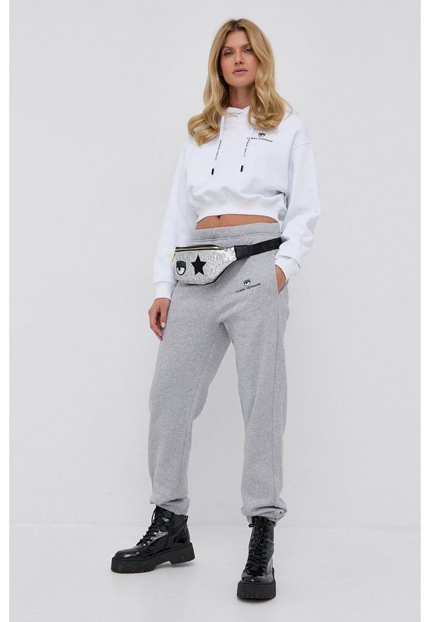 Chiara Ferragni - Bluza bawełniana Basic. Kolor: biały. Materiał: bawełna. Długość rękawa: długi rękaw. Długość: długie. Wzór: aplikacja