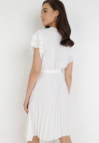 Born2be - Biała Sukienka Theleithe. Kolor: biały. Wzór: gładki. Typ sukienki: plisowane, kopertowe. Styl: wizytowy. Długość: mini