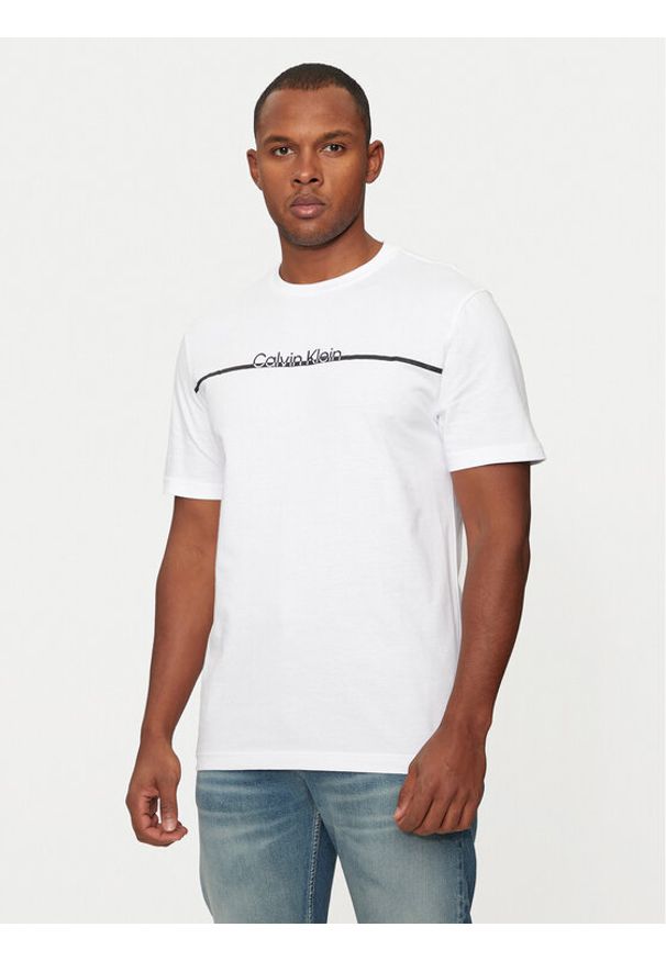 Calvin Klein T-Shirt K10K113802 Biały Regular Fit. Kolor: biały. Materiał: bawełna