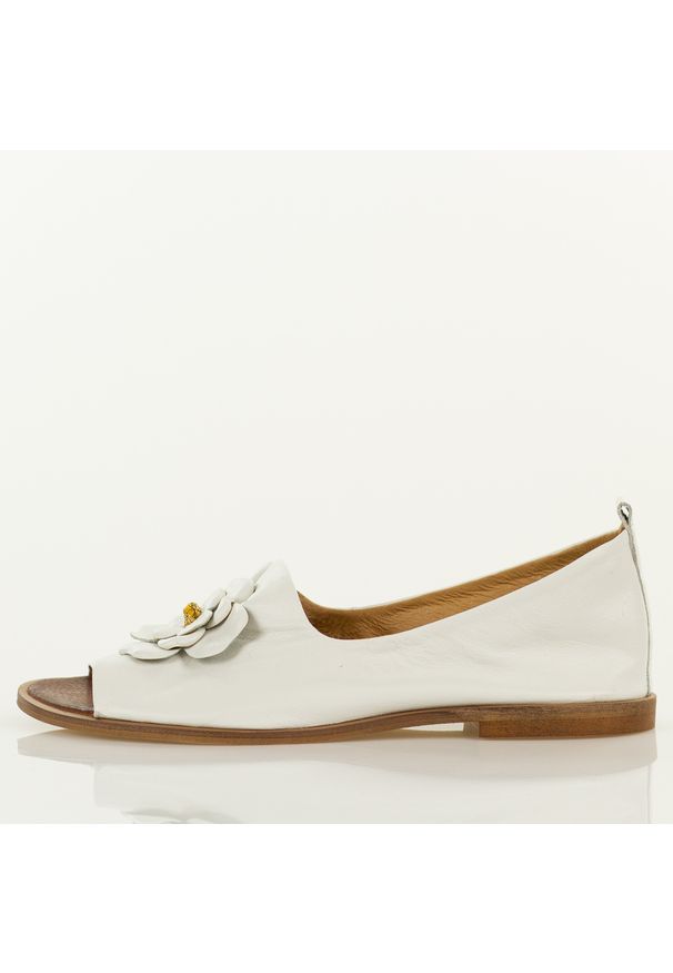 DEONI - Białe skórzane Polskie sandały damskie z zakrytą piętą Deoni D487A. Okazja: na co dzień. Kolor: biały. Materiał: skóra. Wzór: aplikacja, kwiaty. Sezon: wiosna, lato. Styl: elegancki, casual