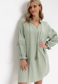 Born2be - Jasnozielona Bawełniana Sukienka Mini z Ozdobnym Wiązaniem i Przeszyciami na Rękawach Anla. Kolor: zielony. Materiał: bawełna. Długość rękawa: długi rękaw. Typ sukienki: trapezowe. Długość: mini #1