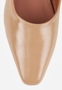 Born2be - Ciemnobeżowe Czółenka Vices na Geometrycznym Obcasie ze Skórzaną Wkładką Critissa. Okazja: na co dzień, na spotkanie biznesowe, do pracy. Kolor: beżowy. Materiał: skóra. Wzór: geometria. Obcas: na obcasie. Styl: casual, biznesowy, elegancki, klasyczny. Wysokość obcasa: średni #7