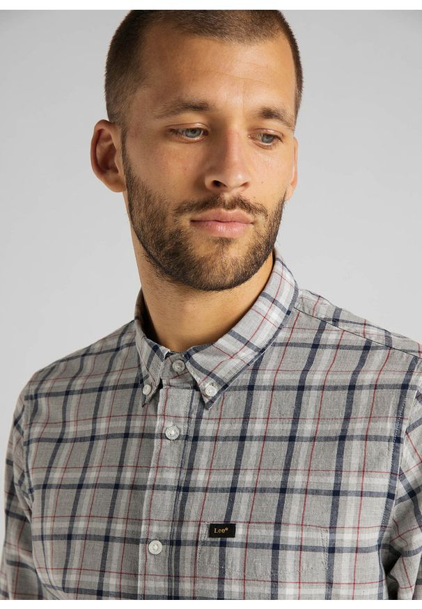 Lee - MĘSKA KOSZULA LEE LEE BUTTON DOWN GREY MELE L880RN37 112123425. Typ kołnierza: button down