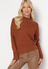 Born2be - Brązowy Sweter z Wełną o Asymetrycznym Fasonie z Tłoczeniem Sarositte. Kolor: brązowy. Materiał: wełna. Sezon: jesień, zima