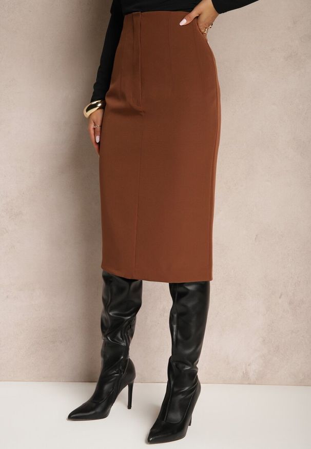 Renee - Brązowa Spódnica o Ołówkowym Kroju High Waist z Rozcięciem z Tyłu Liozia. Okazja: na spotkanie biznesowe. Stan: podwyższony. Kolor: brązowy. Materiał: jedwab. Wzór: gładki. Styl: elegancki, biznesowy