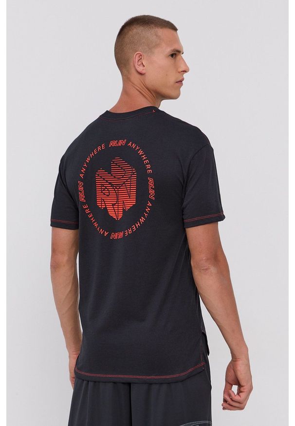 Under Armour - T-shirt. Kolor: czarny. Materiał: dzianina. Wzór: nadruk