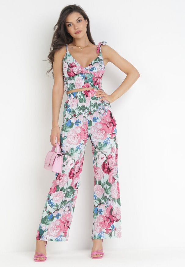 Born2be - Jasnoniebieski 2-częściowy Komplet z Topem i Spodniami Coreta. Kolor: niebieski. Materiał: tkanina. Wzór: kwiaty