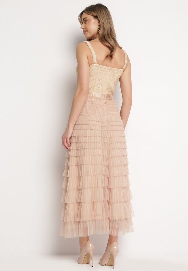 Born2be - Beżowa Sukienka Maxi na Ramiączkach z Gorsetową Górą i Tiulowymi Falbanami Encartia. Typ kołnierza: dekolt gorset. Kolor: beżowy. Materiał: tiul. Długość rękawa: na ramiączkach. Typ sukienki: gorsetowe. Długość: maxi