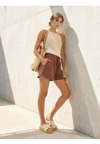 Sinsay - Szorty soft touch z domieszką wiskozy - brązowy. Kolor: brązowy. Materiał: wiskoza #1