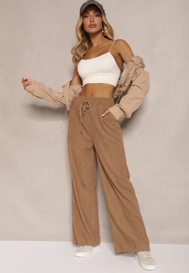 Renee - Ciemnobeżowe Spodnie o Szerokim Kroju High Waist z Wiązaniem w Pasie Ettianne. Okazja: na co dzień. Stan: podwyższony. Kolor: beżowy. Styl: elegancki, casual