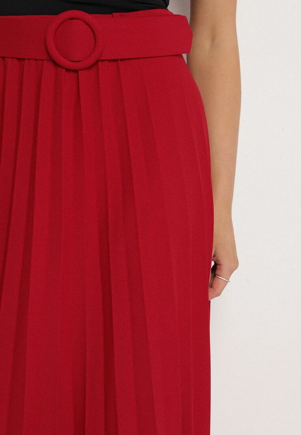 Born2be - Czerwona Plisowana Spódnica Ozdobiona Paskiem z Okrągła Klamrą Sanelle. Okazja: na co dzień. Kolor: czerwony. Wzór: aplikacja. Styl: elegancki, casual