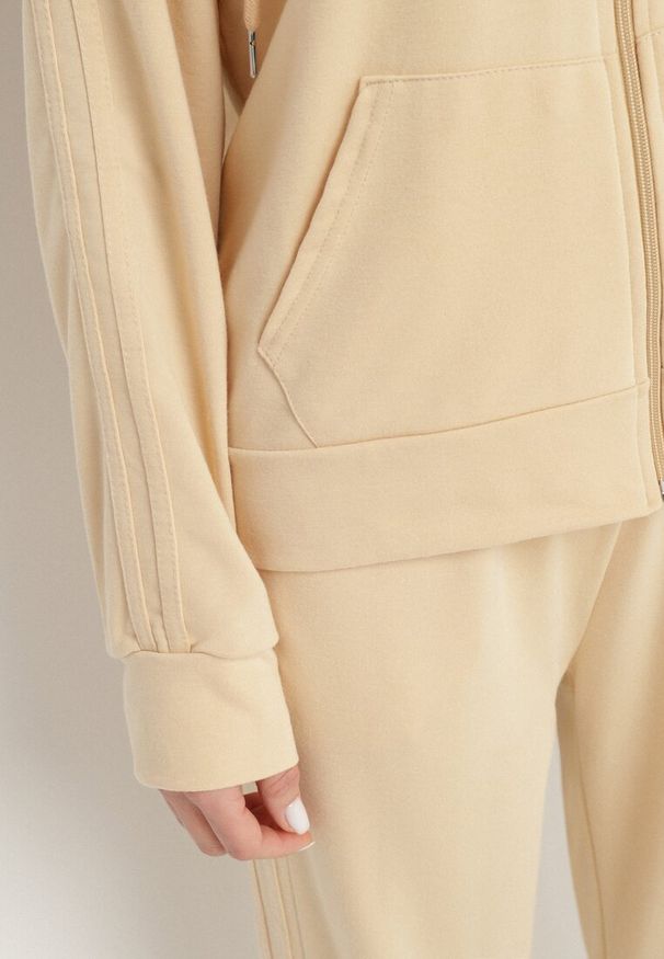 Born2be - Beżowy 2-częściowy Komplet Dresowy Bluza z Kapturem Spodnie z Gumką w Pasie Regulowane Tellfana. Kolor: beżowy. Materiał: dresówka