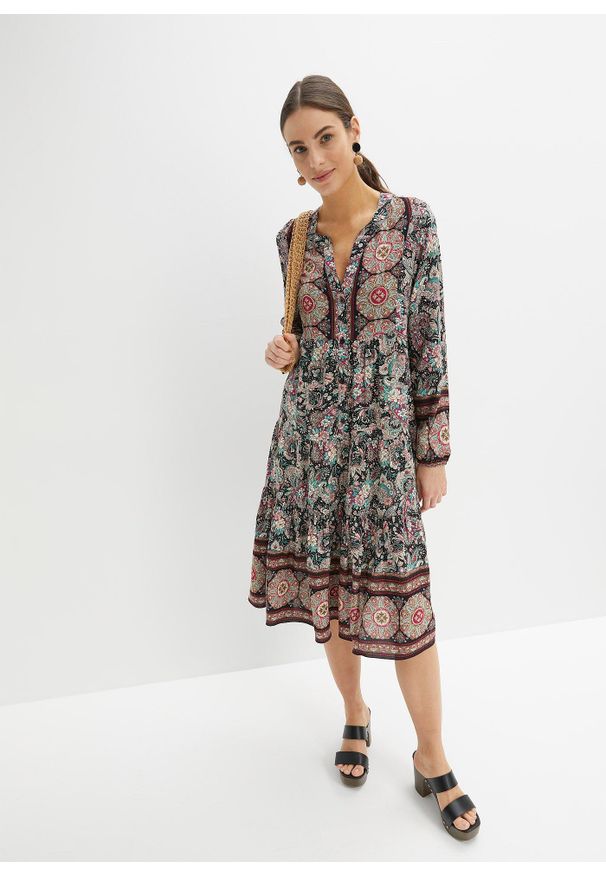 bonprix - Sukienka tunikowa z lejącej wiskozy, petite. Typ kołnierza: typu henley. Kolekcja: petite. Kolor: czarny. Materiał: wiskoza. Wzór: nadruk