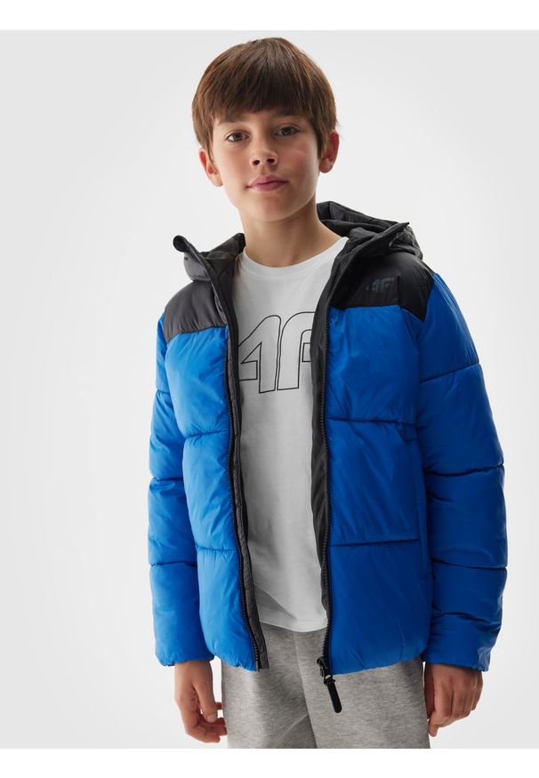 4f - 4F Kurtka puchowa z wypełnieniem syntetycznym chłopięca - niebieska 128 (7-8 lat). Okazja: na co dzień. Typ kołnierza: kaptur, kołnierzyk stójkowy. Kolor: niebieski. Materiał: syntetyk, puch. Długość: długie. Wzór: gładki. Sezon: lato. Styl: klasyczny, casual, sportowy