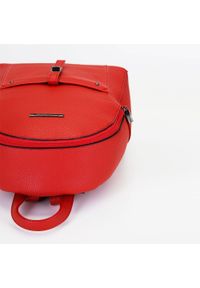 Wittchen - Damski plecak z kieszenią z przodu. Kolor: czerwony. Materiał: skóra ekologiczna. Wzór: aplikacja, paski. Styl: elegancki #4