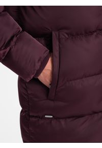 Ombre Clothing - Długa zimowa kurtka męska pikowana o satynowym wykończeniu - bordowa V4 OM-JALJ-0147 - XL. Kolor: czerwony. Materiał: satyna. Długość: długie. Wzór: nadruk. Sezon: zima. Styl: elegancki #3