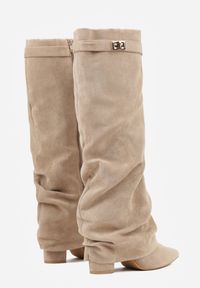 Renee - Ciemnobeżowe Marszczone Kozaki na Słupkowym Obcasie z Wywiniętą Cholewką Runella. Okazja: na imprezę, na co dzień. Kolor: beżowy. Materiał: skóra, jeans. Szerokość cholewki: normalna. Obcas: na obcasie. Styl: casual, elegancki. Wysokość obcasa: średni #3