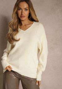 Renee - Jasnobeżowy Sweter z Dodatkiem Kaszmiru i Trójkątnym Dekoltem Silefera. Okazja: na co dzień. Kolor: beżowy. Materiał: kaszmir. Styl: casual, elegancki #1