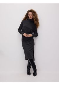 Reserved - Dzianinowa sukienka z golfem - ciemnoszary. Typ kołnierza: golf. Kolor: szary. Materiał: dzianina. Typ sukienki: proste #1