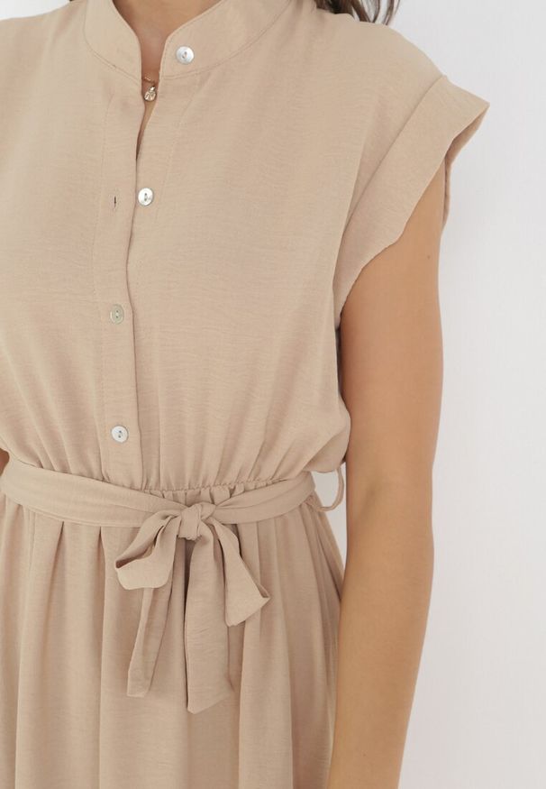 Born2be - Beżowa Midi Sukienka Zapinana na Guziki z Wiązanym Paskiem Alyssama. Kolor: beżowy. Materiał: materiał. Długość: midi