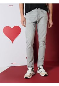 Sinsay - Jeansy slim z efektem sprania - kremowy. Kolor: kremowy