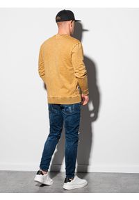 Ombre Clothing - Bluza męska bez kaptura bawełniana B1173 - musztardowa - XXL. Typ kołnierza: bez kaptura. Kolor: żółty. Materiał: bawełna. Wzór: aplikacja. Styl: klasyczny