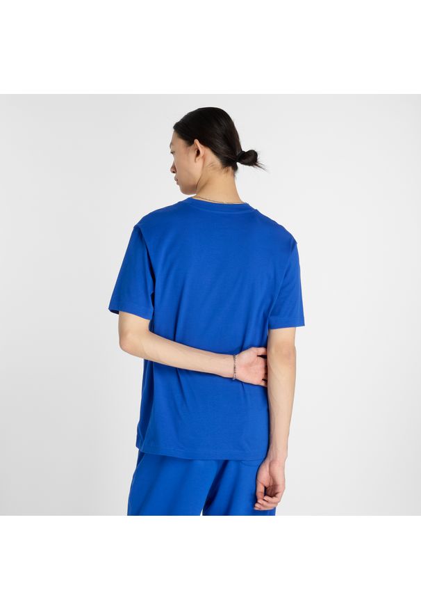 Koszulka męska New Balance MT41509BUM – niebieska. Kolor: niebieski. Materiał: bawełna, dresówka. Długość rękawa: krótki rękaw. Długość: krótkie. Wzór: haft