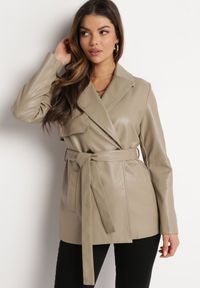 Born2be - Beżowy Dwurzędowy Płaszcz z Imitacji Skóry Kurtka Wiązana w Talii Lepari. Okazja: na co dzień. Kolor: beżowy. Materiał: skóra. Wzór: aplikacja. Sezon: jesień, wiosna. Styl: klasyczny, casual, elegancki #3