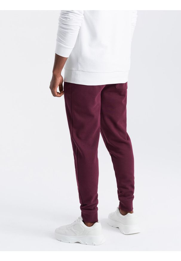 Ombre Clothing - Męskie dresowe spodnie bawełniane joggery BASIC – bordowe V3 OM-PABS-0174 - XXL. Okazja: na co dzień. Kolor: czerwony. Materiał: dresówka, bawełna. Wzór: aplikacja. Styl: sportowy, casual, elegancki