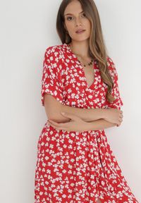 Born2be - Czerwona Sukienka Achanie. Typ kołnierza: dekolt w serek. Kolor: czerwony. Materiał: wiskoza, materiał. Długość rękawa: krótki rękaw. Typ sukienki: asymetryczne, kopertowe. Długość: maxi #2