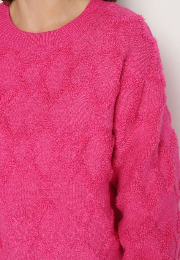 Born2be - Fuksjowy Sweter o Luźnym Kroju i Wzorzystym Splocie ze Ściągaczami Elondrae. Okazja: na co dzień. Kolor: różowy. Materiał: jeans, bawełna. Długość rękawa: długi rękaw. Długość: długie. Wzór: ze splotem. Styl: elegancki, casual