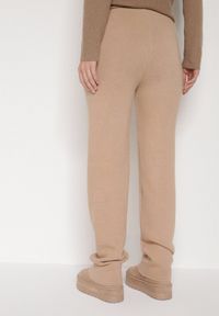 Born2be - Ciemnobeżowe Sweterkowe Spodnie z Wełną z Ozdobnymi Kieszeniami Monilana. Okazja: na co dzień. Kolor: beżowy. Materiał: wełna. Styl: casual #4