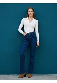 Sinsay - Jeansy flare mid waist - niebieski. Kolor: niebieski