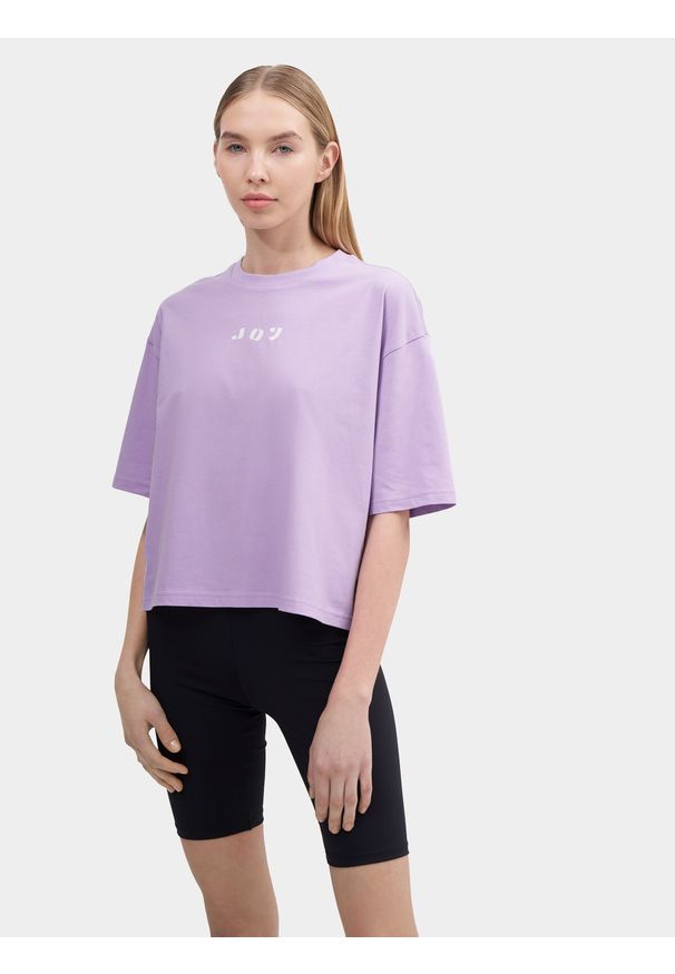 4f - T-shirt regular z bawełny organicznej damski. Kolor: fioletowy. Materiał: bawełna. Wzór: napisy