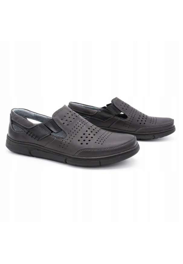 Polbut Buty męskie na lato J53 szare. Okazja: na spacer. Zapięcie: bez zapięcia. Kolor: szary. Materiał: skóra, guma. Wzór: ażurowy. Sezon: lato. Styl: klasyczny