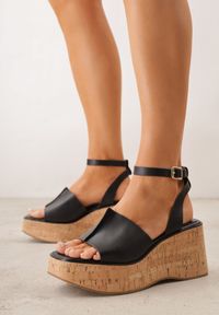 Born2be - Czarne Sandały VICES na Koturnie z Imitacji Korka z Paskiem wokół Kostki Kelania. Okazja: na co dzień. Zapięcie: pasek. Kolor: czarny. Obcas: na koturnie. Styl: casual, elegancki #9
