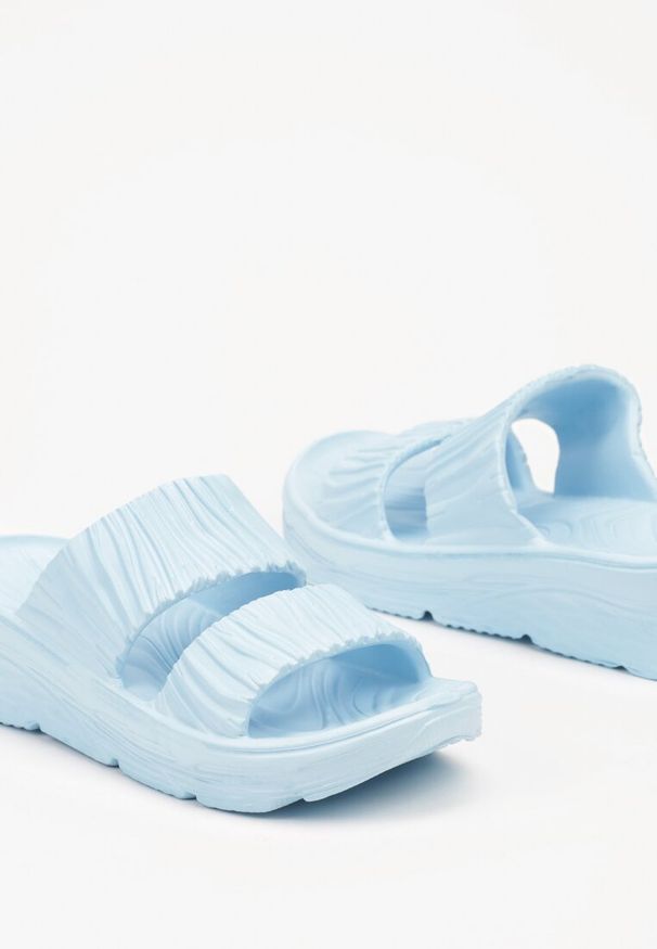 Born2be - Jasnoniebieskie Klapki z Lekkiej Pianki na Grubej Podeszwie z Marszczonymi Paskami Griselles. Okazja: na plażę, na co dzień. Kolor: niebieski. Sezon: lato. Styl: wakacyjny, sportowy, casual