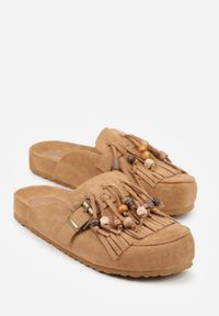 Renee - Jasnobrązowe Klapki na Platformie Ozdobione Koralikami Klamrami i Frędzlami Leurecea. Okazja: na co dzień. Kolor: brązowy. Materiał: jeans. Wzór: aplikacja. Sezon: lato. Obcas: na platformie. Styl: casual, elegancki #8