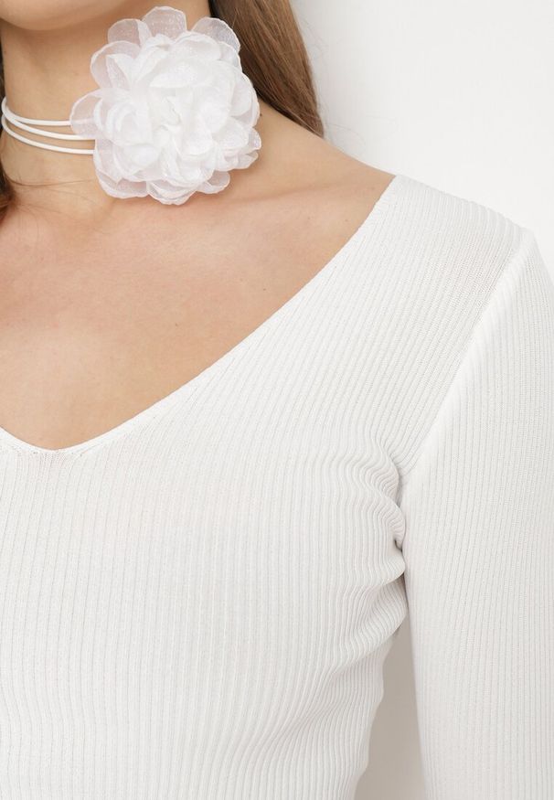 Born2be - Biała Krótka Bluzka z Prążkowanej Dzianiny z Kwiatkiem Wiązanym przy Szyi Invicala. Kolor: biały. Materiał: dzianina, prążkowany. Długość: krótkie. Wzór: kwiaty. Styl: elegancki