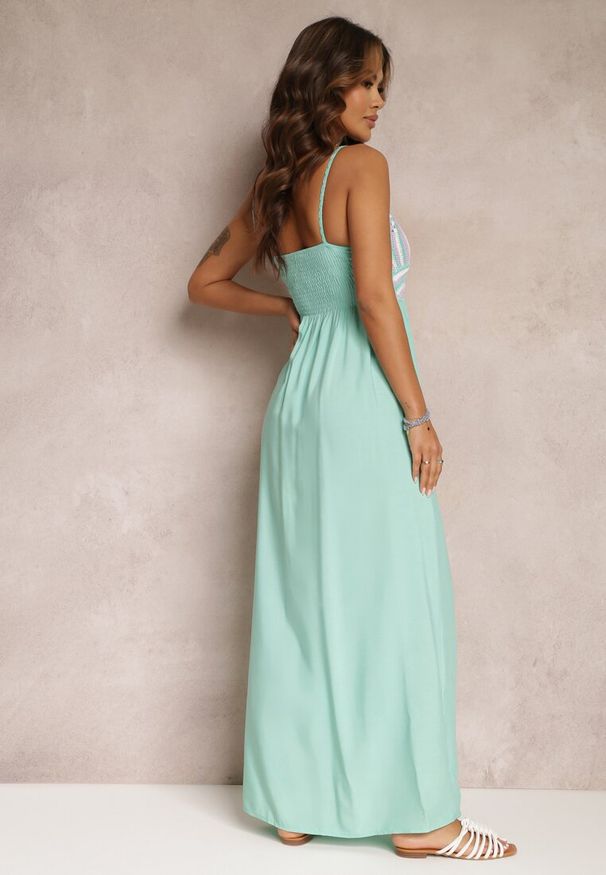 Renee - Miętowa Bawełniana Sukienka Maxi z Szydełkową Górą i Gumkami na Plecach Jennesia. Kolor: miętowy. Materiał: bawełna. Długość rękawa: na ramiączkach. Sezon: wiosna, lato. Długość: maxi