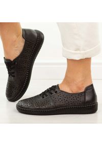 POTOCKI - Czarne ażurowe skórzane półbuty damskie Potocki 15316. Okazja: na co dzień, na spacer. Nosek buta: okrągły. Zapięcie: bez zapięcia. Kolor: czarny. Szerokość cholewki: normalna. Wzór: ażurowy. Materiał: skóra. Sezon: wiosna, lato, jesień. Styl: casual, klasyczny, elegancki #1