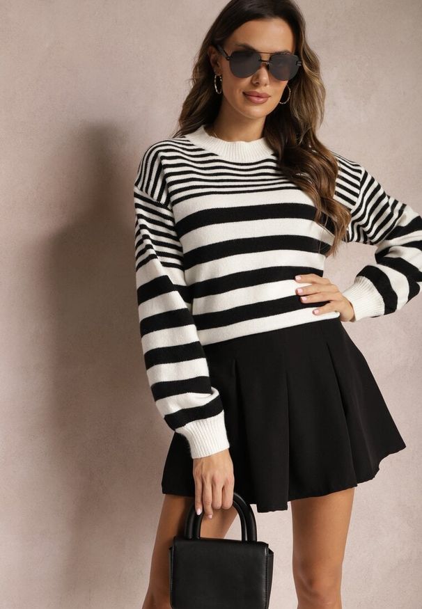 Renee - Biało-Czarny Klasyczny Sweter w Paski ze Ściągaczami Nirru. Kolor: biały. Wzór: paski. Styl: klasyczny