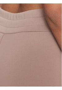 Guess Spodnie dresowe V3BB11 KB212 Beżowy Regular Fit. Kolor: beżowy. Materiał: syntetyk