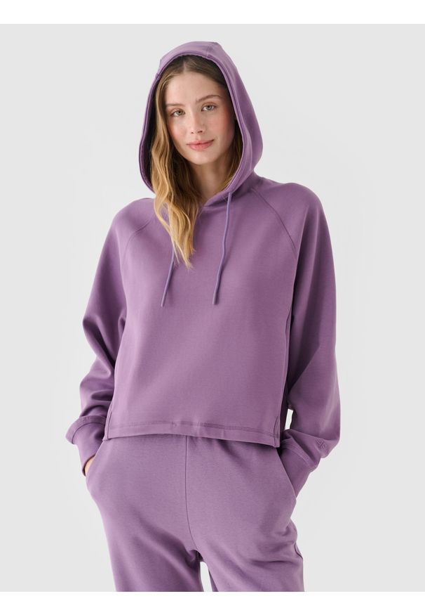 4f - 4F Bluza dresowa nierozpinana z kapturem damska - fioletowa XXL. Okazja: na co dzień. Typ kołnierza: kaptur. Kolor: fioletowy. Materiał: dresówka. Długość rękawa: raglanowy rękaw. Wzór: gładki, ze splotem. Styl: casual, sportowy. Sport: fitness