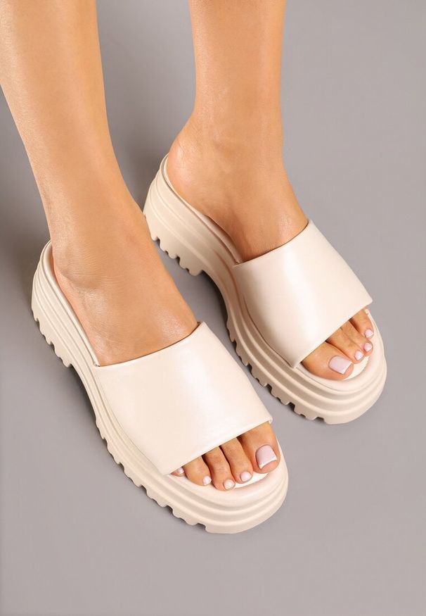 Born2be - Beżowe Klapki na Grubej Podeszwie z Tłoczeniem Fevenne. Okazja: na co dzień, na spacer. Kolor: beżowy. Styl: casual, elegancki