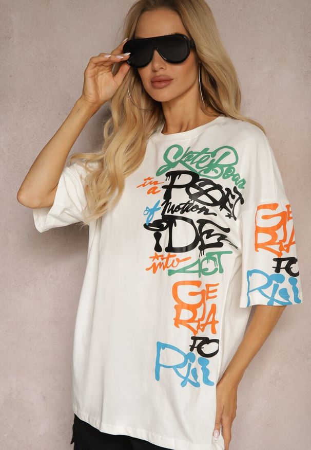 Renee - Biała Koszulka T-shirt z Napisami w Stylu Graffiti z Bawełny Venoma. Kolor: biały. Materiał: bawełna. Wzór: napisy. Sezon: lato