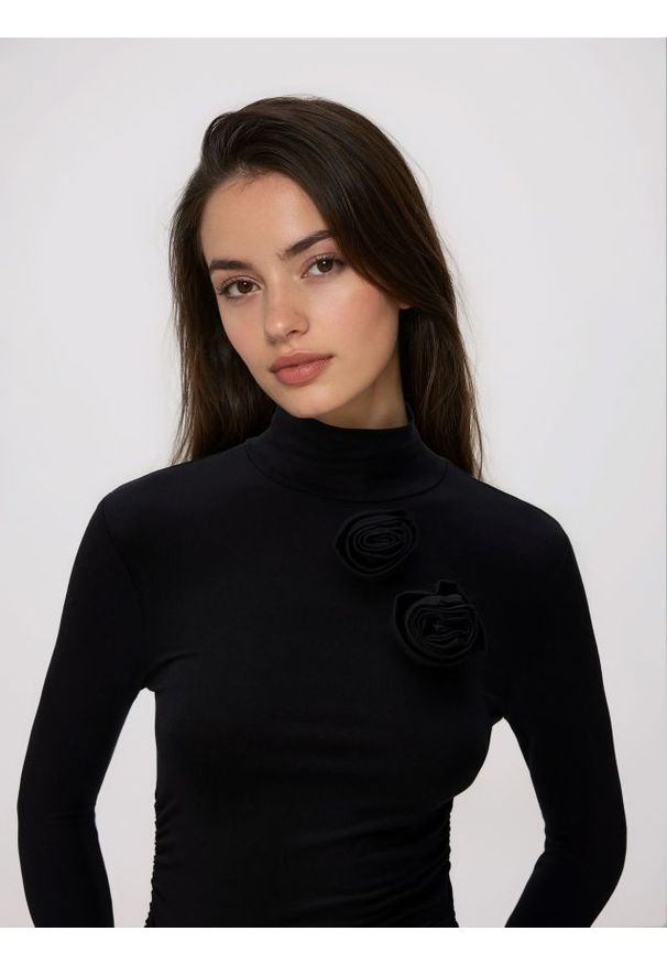 Reserved - Longsleeve z ozdobną aplikacją - czarny. Kolor: czarny. Materiał: wiskoza, dzianina. Długość rękawa: długi rękaw. Wzór: aplikacja