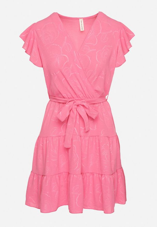 Born2be - Fuksjowa Kopertowa Sukienka Ozdobiona Falbanami i Paskiem Liliessa. Okazja: na co dzień. Typ kołnierza: dekolt w kształcie V. Kolor: różowy. Wzór: aplikacja. Typ sukienki: kopertowe. Styl: elegancki, casual, klasyczny