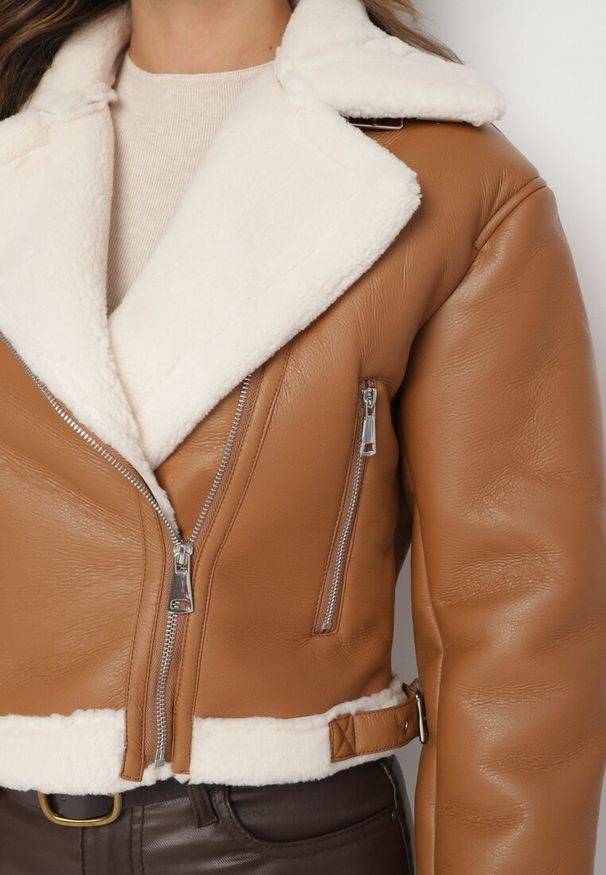 Born2be - Brązowa Kurtka Biker o Krótkim Kroju z Zasuwanymi Kieszeniami Laonette. Okazja: na co dzień, do pracy. Kolor: brązowy. Materiał: jeans. Długość: krótkie. Styl: casual, elegancki